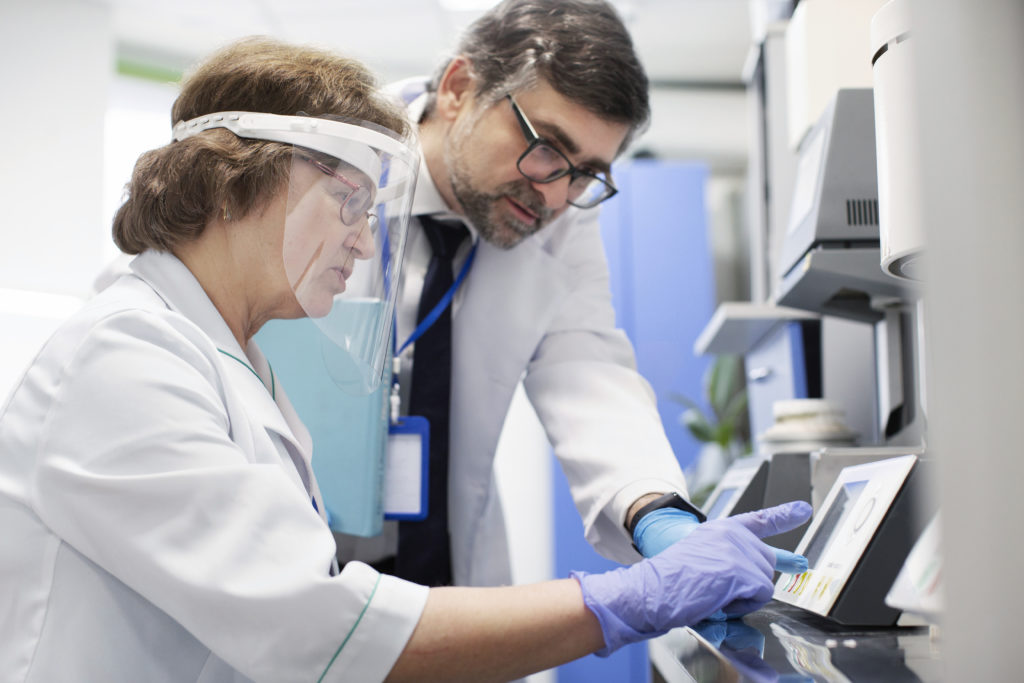 Ayudante técnico en laboratorio de investigación y experimentación.